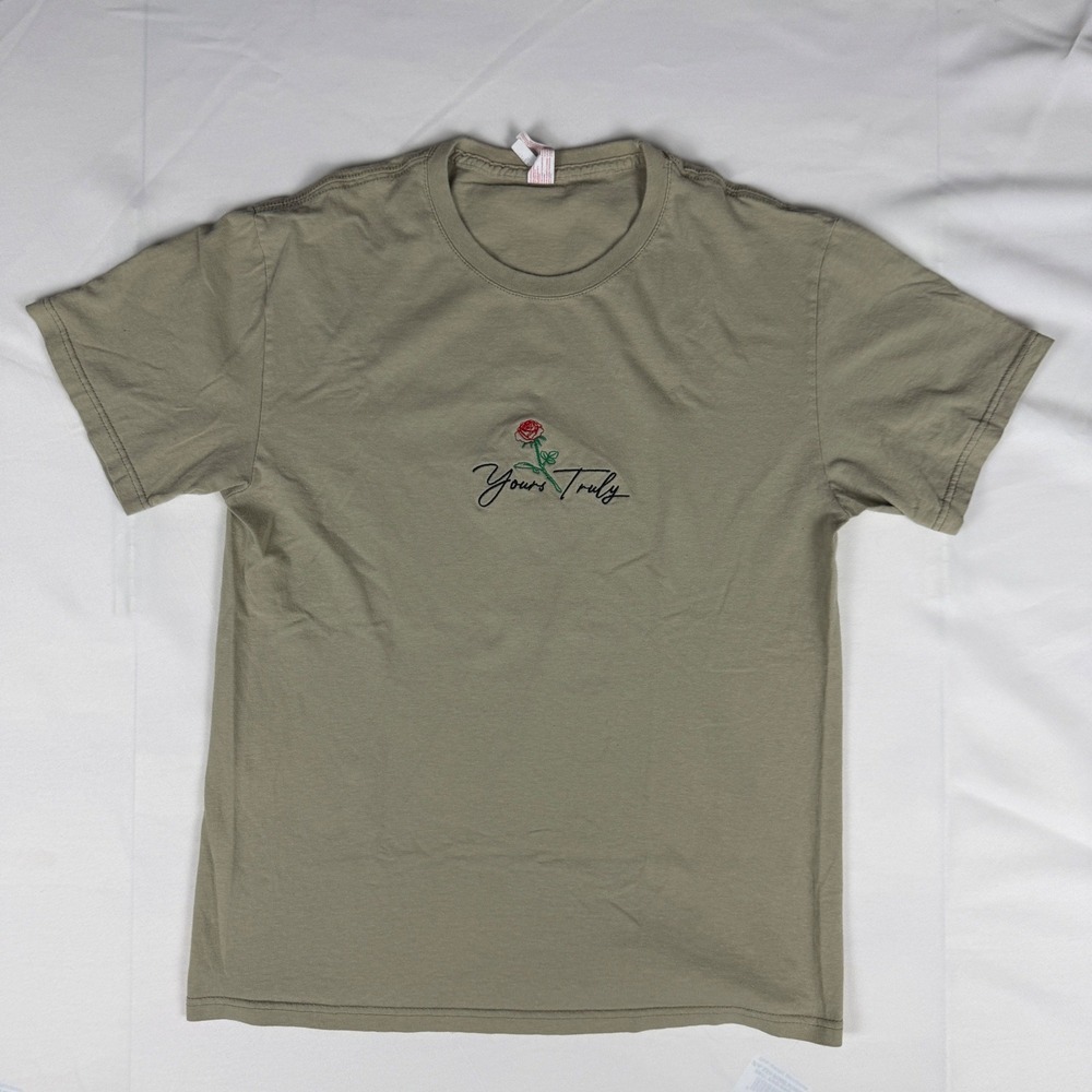 Yours Truly Rose Embroidered Graphic‎ Tee Shirt Olive Tan Mens Small S Cotton